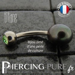 Piercing Nombril Perle de culture noire et Titane - cristal vert
