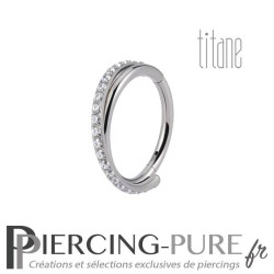 Anneau Titane entrelacé pierres blanches serties